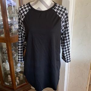 XL Lularoe Randy T top-black body with black and white herringbone sleeve
